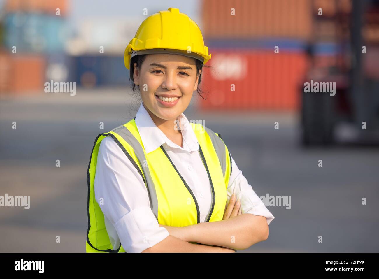Portrait der logistischen Ingenieurin Arbeiter Frau Vorarbeiter in Hardhat und Sicherheit an Containerfracht Stockfoto
