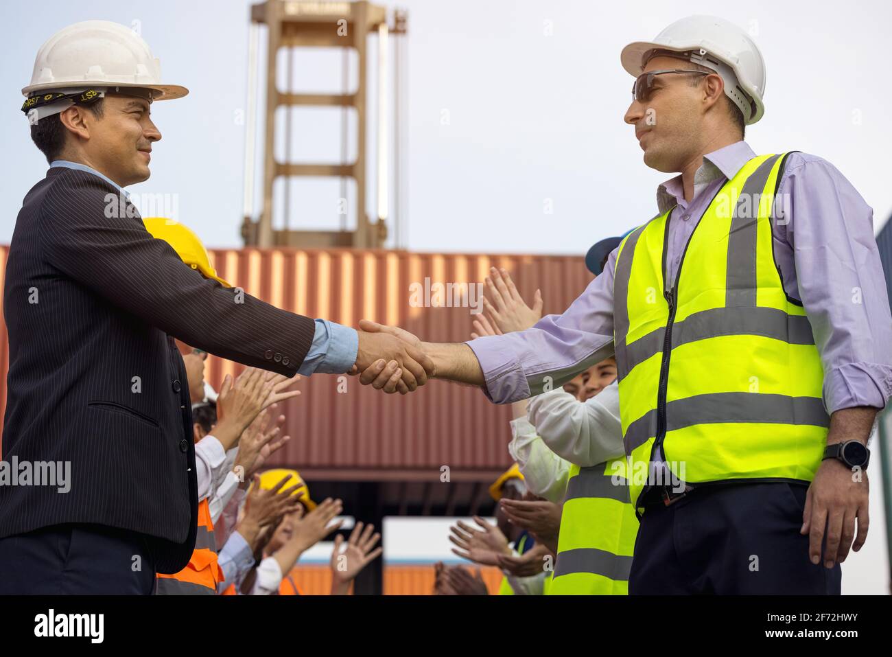 Ingenieure Handshake auf der Baustelle nach erfolgreichen meetingon-Arbeitern oder Unternehmen Stockfoto
