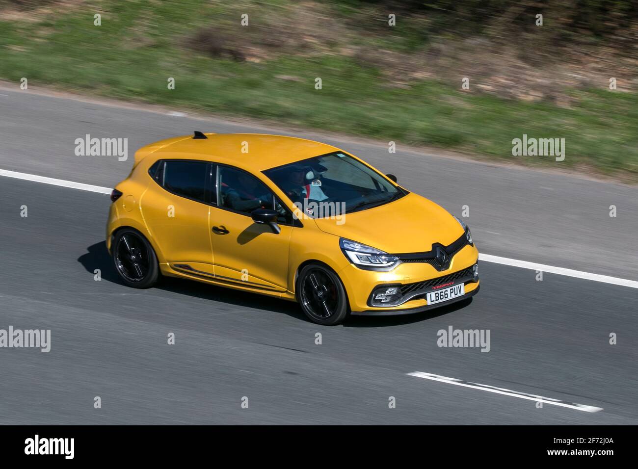 2017 gelber Clio Renaultsport Nav Trophy A; Fahrzeuge, Autos, Fahrzeuge, die auf britischen Straßen fahren, Motoren, Fahren auf dem Autobahnnetz der M6 Stockfoto