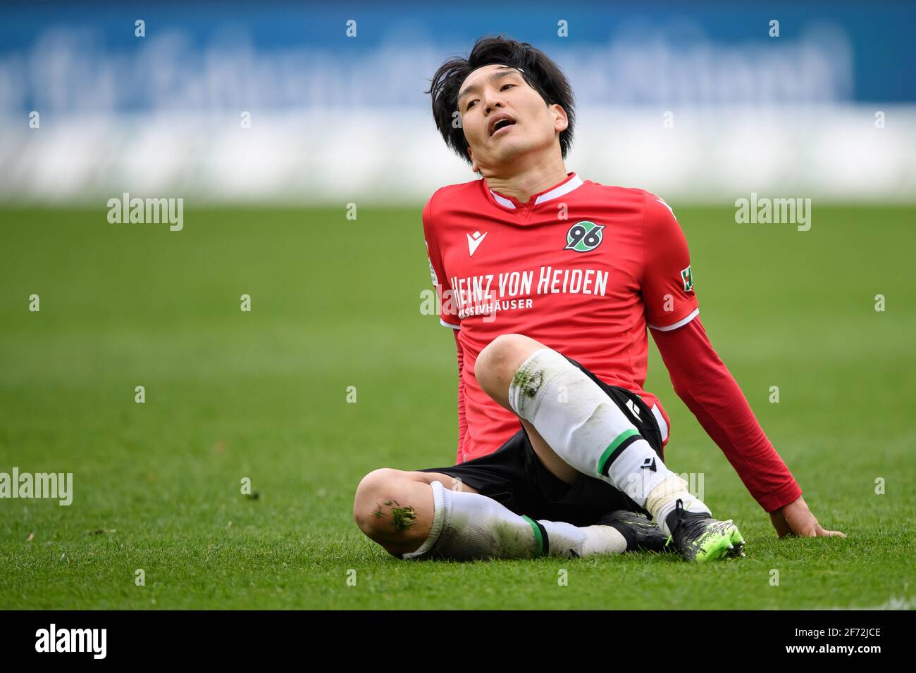 Hannover, Deutschland. April 2021. Fußball: 2. Bundesliga, Hannover 96 - Hamburger SV, Matchday 27 in der HDI Arena. Hannovers Genki Haraguchi sitzt nach dem Spiel auf dem Feld. Quelle: Swen Pförtner/dpa-POOL/dpa - WICHTIGER HINWEIS: Gemäß den Bestimmungen der DFL Deutsche Fußball Liga und/oder des DFB Deutscher Fußball-Bund ist es untersagt, im Stadion und/oder vom Spiel aufgenommene Fotos in Form von Sequenzbildern und/oder videoähnlichen Fotoserien zu verwenden oder zu verwenden./dpa/Alamy Live News Stockfoto