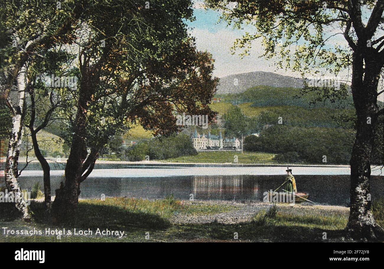 Postkarte c. 1900 von Trossachs Hotel & Loch Achray, Schottland. Das Hotel, im schottischen Baronialstil erbaut, war ein sehr beliebtes Touristenziel. Stockfoto