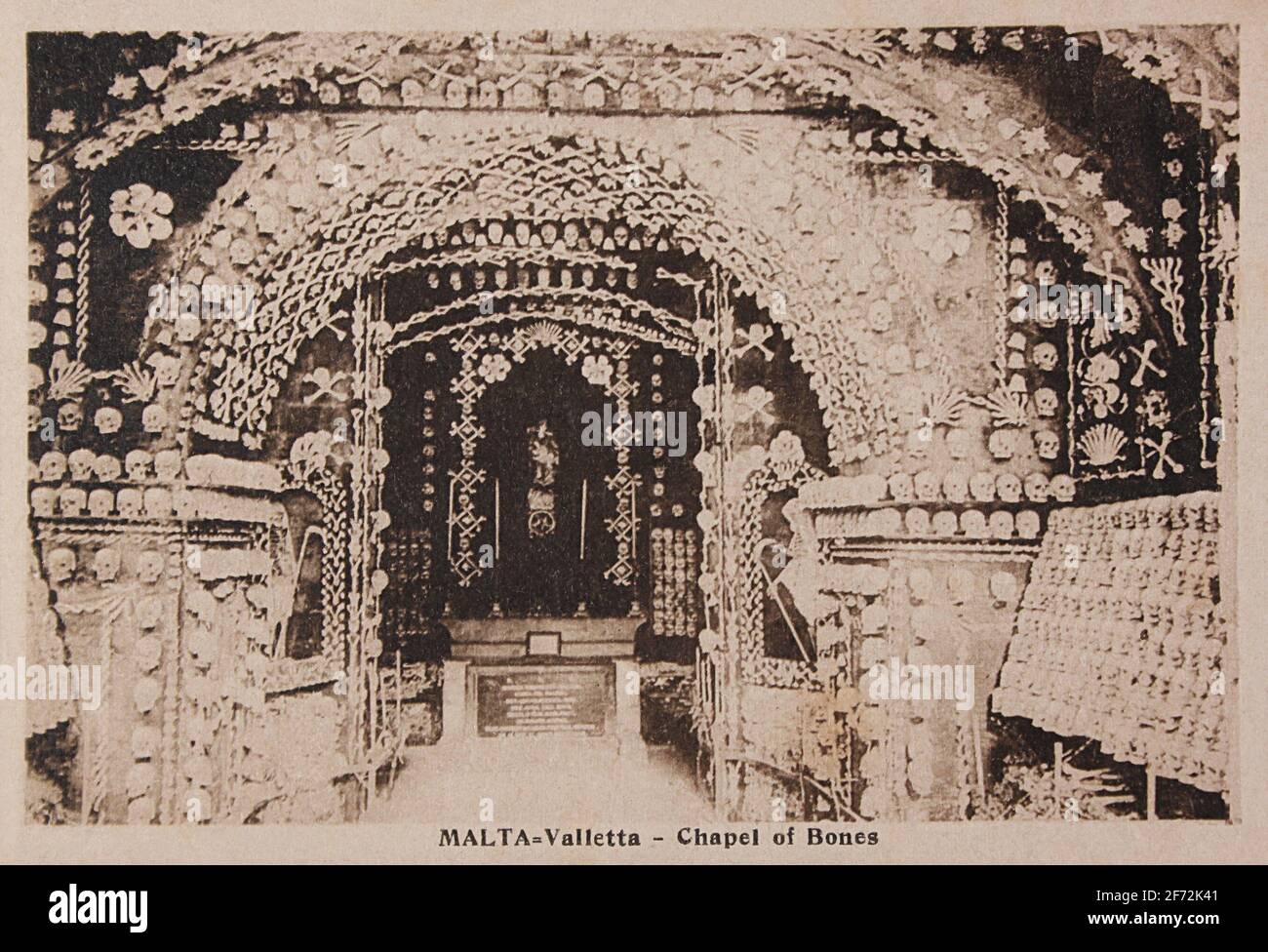 Die Kapelle der Knochen (Nibbia-Kapelle) in Valletta. 1619 gegründet, wurde es 1852 mit menschlichen Überresten geschmückt. Zerstört durch Bombenangriffe im Zweiten Weltkrieg. Stockfoto