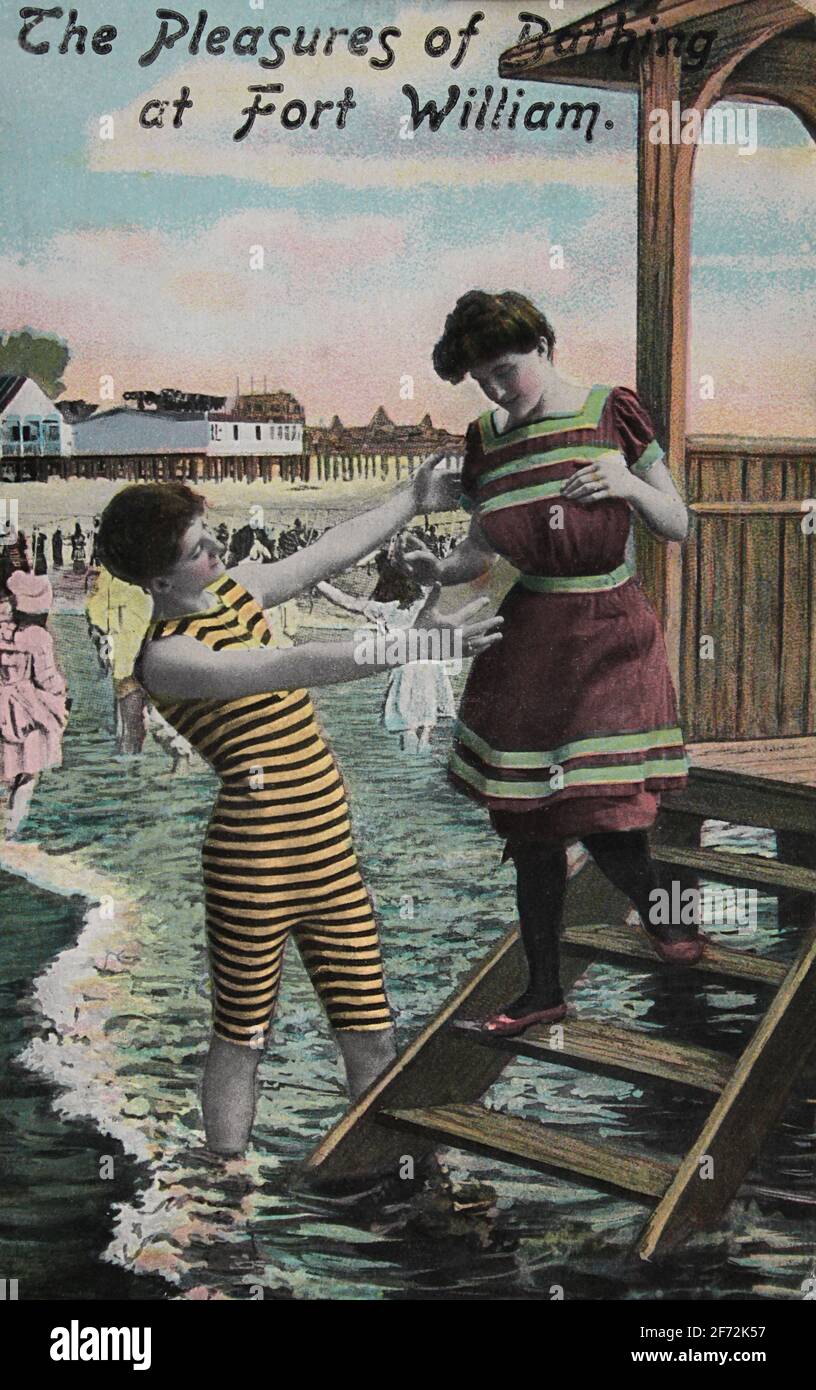 Postkarte postmarked 1909 mit dem Titel „The Pleasures of Badens at Fort William“, auf der ein Paar in Badekostümen der damaligen Zeit zu sehen ist. Stockfoto