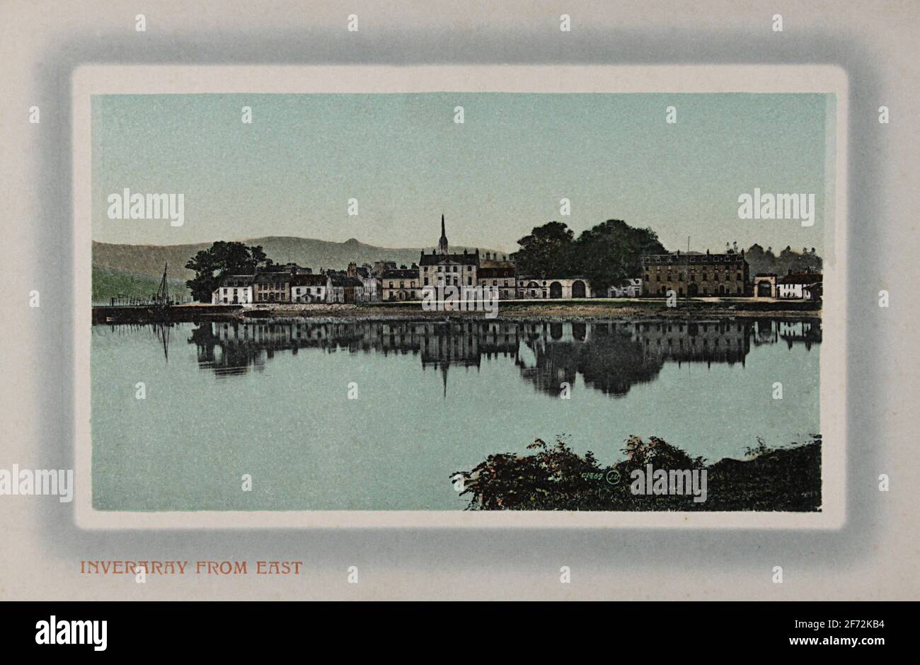 Postkarte mit der Stadt Inveraray aus dem Osten. Die Stadt liegt am Ufer des Loch Fyne und ist ein perfektes Beispiel für die Stadtplanung aus dem 18. Jahrhundert Stockfoto