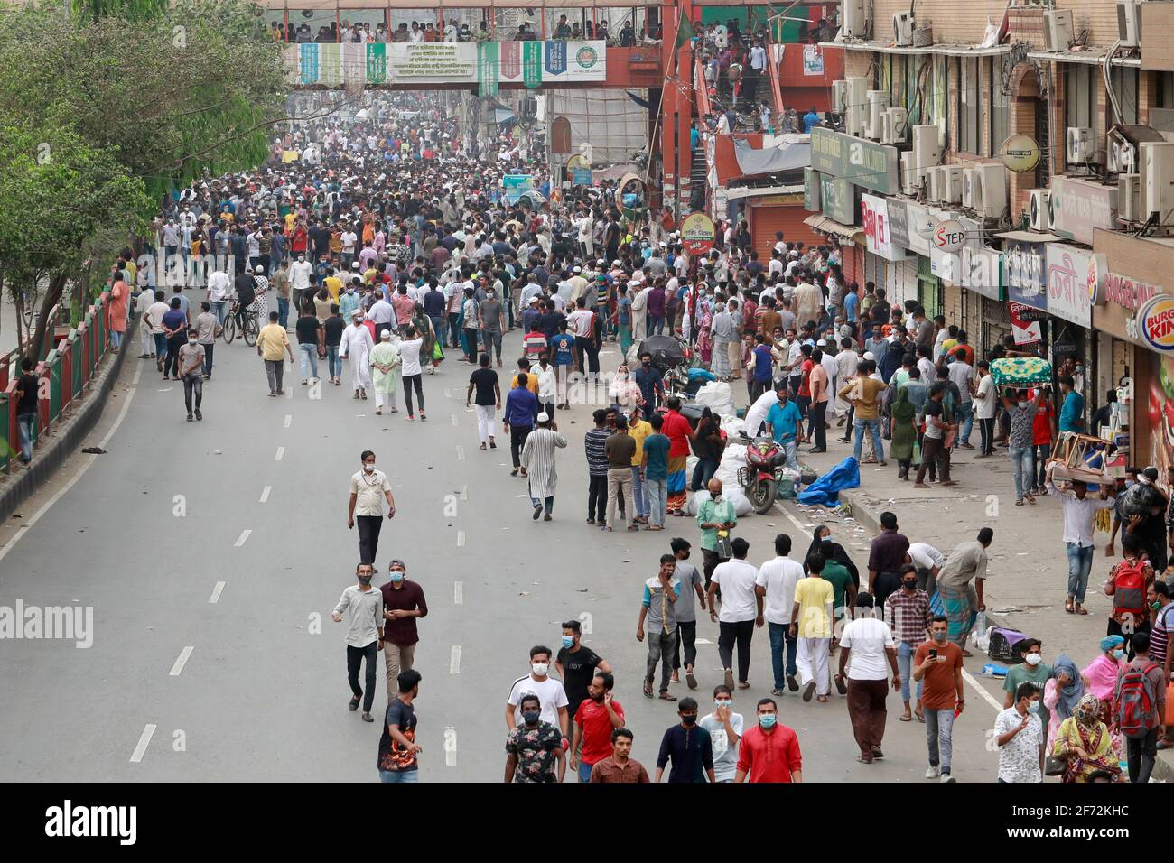 Dhaka, Bangladesch - 04. April 2021: Händler sperren an der Mirpur Road in Dhaka, nachdem die Regierung vom 05. April eine siebentägige Sperre angekündigt hat, um sich mit sec zu befassen Stockfoto