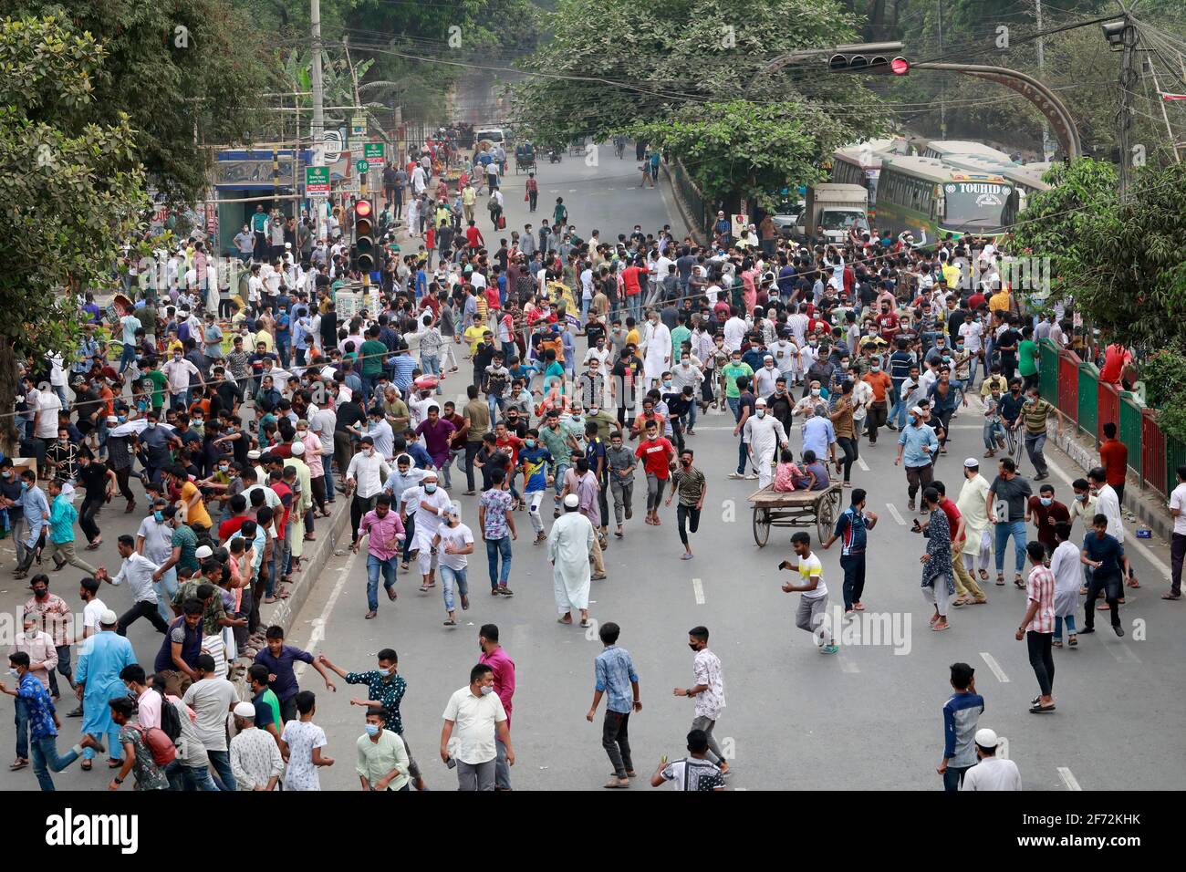 Dhaka, Bangladesch - 04. April 2021: Händler sperren an der Mirpur Road in Dhaka, nachdem die Regierung vom 05. April eine siebentägige Sperre angekündigt hat, um sich mit sec zu befassen Stockfoto