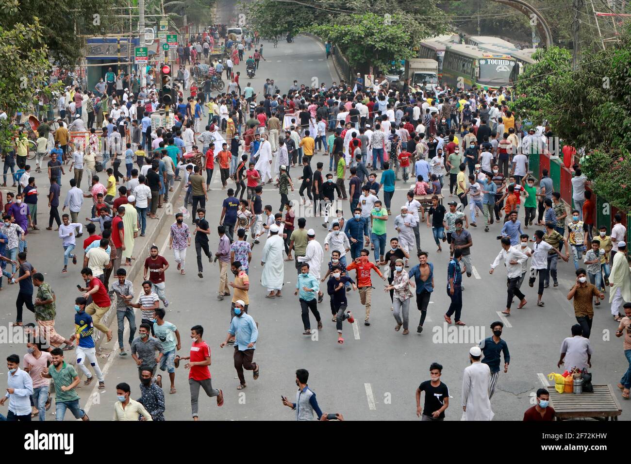 Dhaka, Bangladesch - 04. April 2021: Händler sperren an der Mirpur Road in Dhaka, nachdem die Regierung vom 05. April eine siebentägige Sperre angekündigt hat, um sich mit sec zu befassen Stockfoto