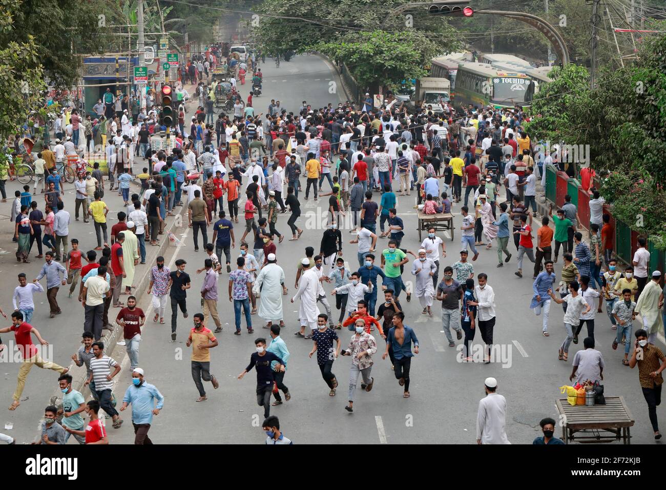 Dhaka, Bangladesch - 04. April 2021: Händler sperren an der Mirpur Road in Dhaka, nachdem die Regierung vom 05. April eine siebentägige Sperre angekündigt hat, um sich mit sec zu befassen Stockfoto