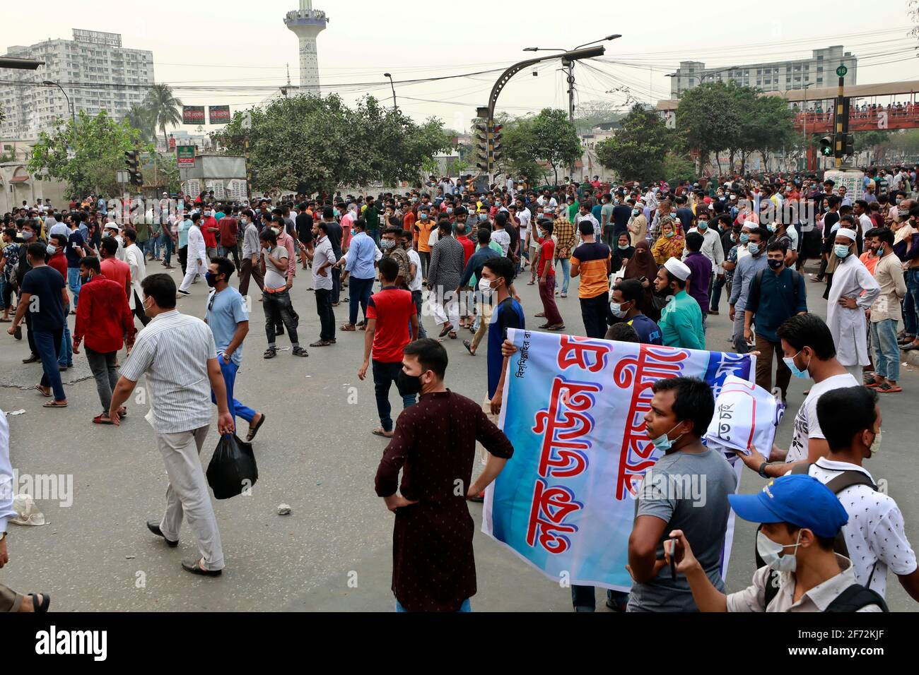 Dhaka, Bangladesch - 04. April 2021: Händler sperren an der Mirpur Road in Dhaka, nachdem die Regierung vom 05. April eine siebentägige Sperre angekündigt hat, um sich mit sec zu befassen Stockfoto