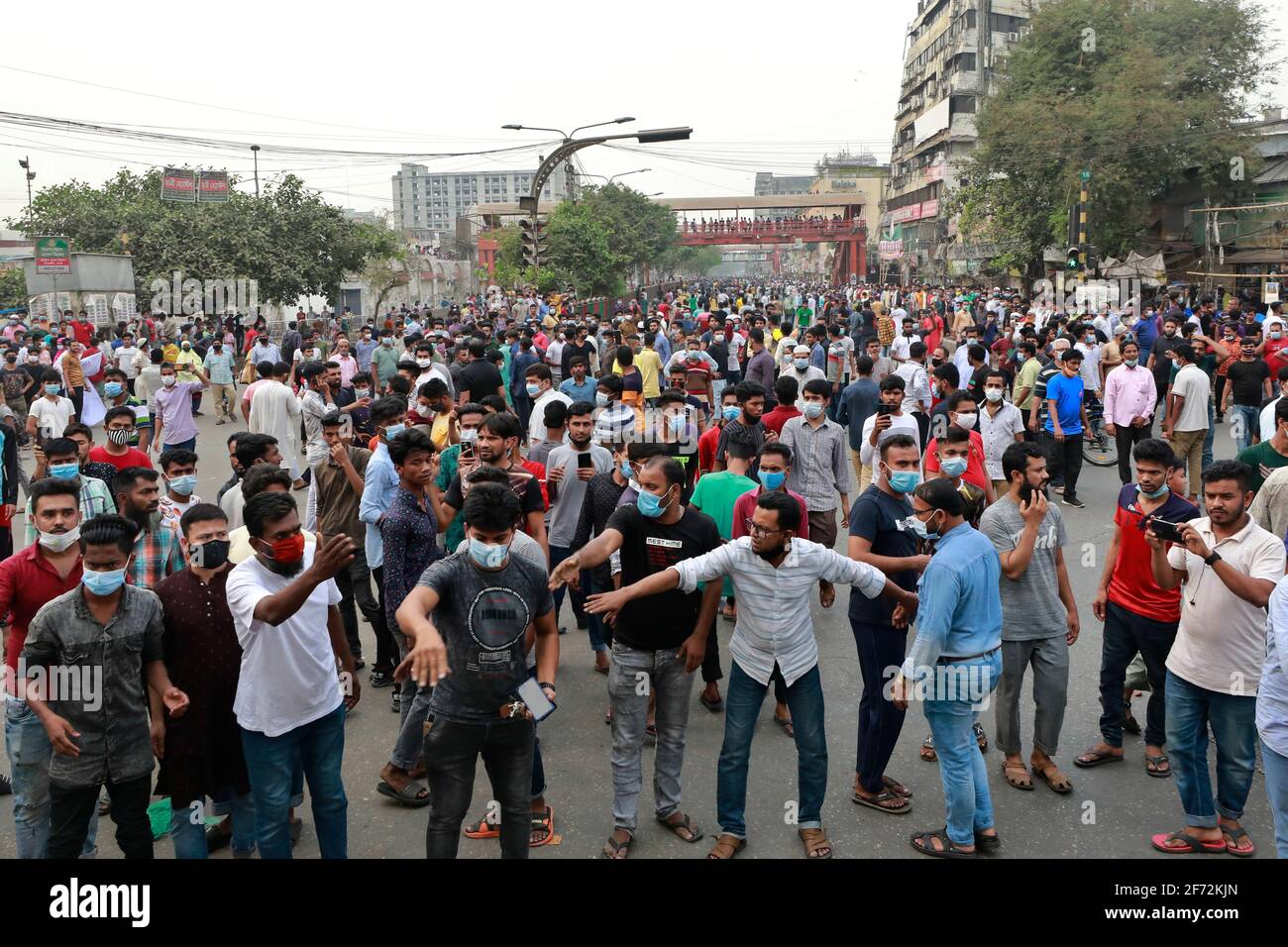 Dhaka, Bangladesch - 04. April 2021: Händler sperren an der Mirpur Road in Dhaka, nachdem die Regierung vom 05. April eine siebentägige Sperre angekündigt hat, um sich mit sec zu befassen Stockfoto