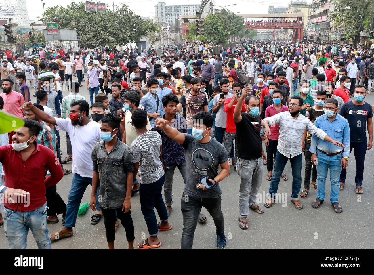Dhaka, Bangladesch - 04. April 2021: Händler sperren an der Mirpur Road in Dhaka, nachdem die Regierung vom 05. April eine siebentägige Sperre angekündigt hat, um sich mit sec zu befassen Stockfoto