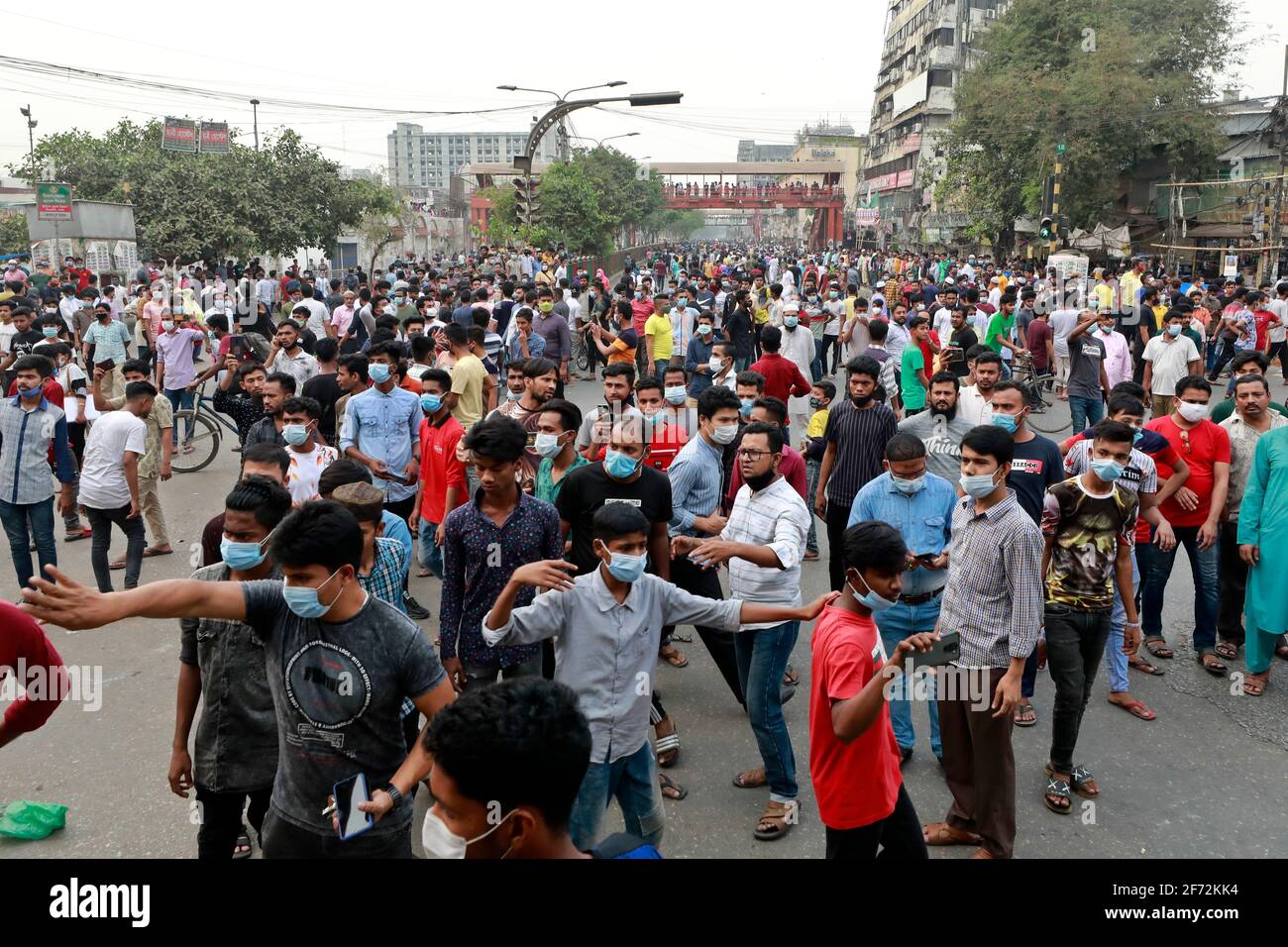 Dhaka, Bangladesch - 04. April 2021: Händler sperren an der Mirpur Road in Dhaka, nachdem die Regierung vom 05. April eine siebentägige Sperre angekündigt hat, um sich mit sec zu befassen Stockfoto