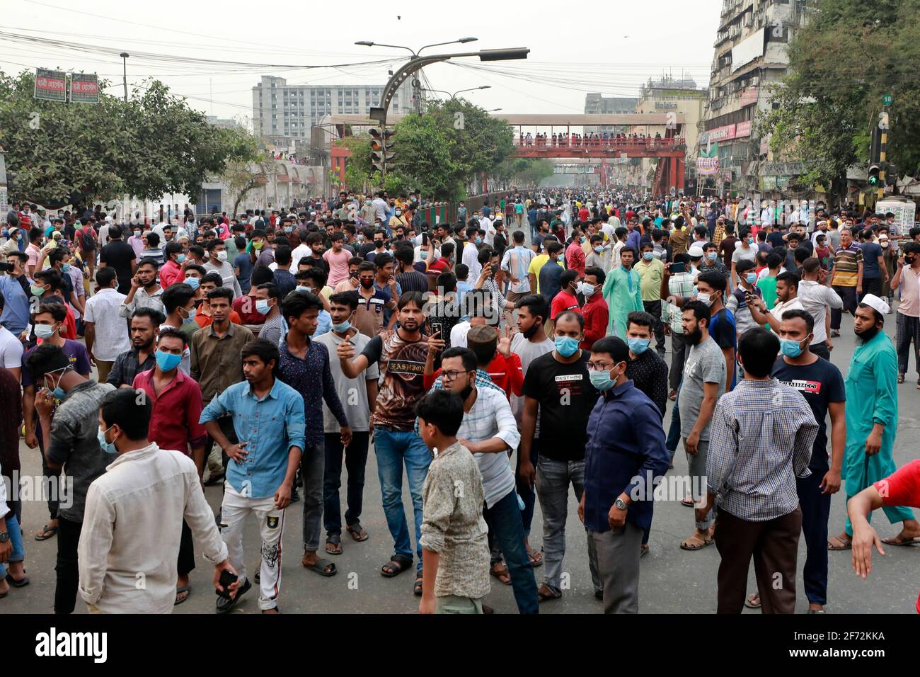 Dhaka, Bangladesch - 04. April 2021: Händler sperren an der Mirpur Road in Dhaka, nachdem die Regierung vom 05. April eine siebentägige Sperre angekündigt hat, um sich mit sec zu befassen Stockfoto