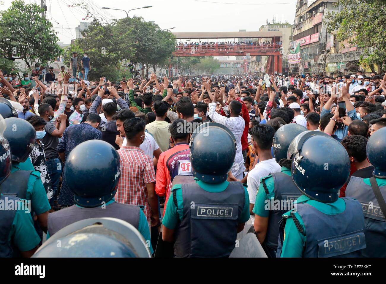 Dhaka, Bangladesch - 04. April 2021: Händler sperren an der Mirpur Road in Dhaka, nachdem die Regierung vom 05. April eine siebentägige Sperre angekündigt hat, um sich mit sec zu befassen Stockfoto