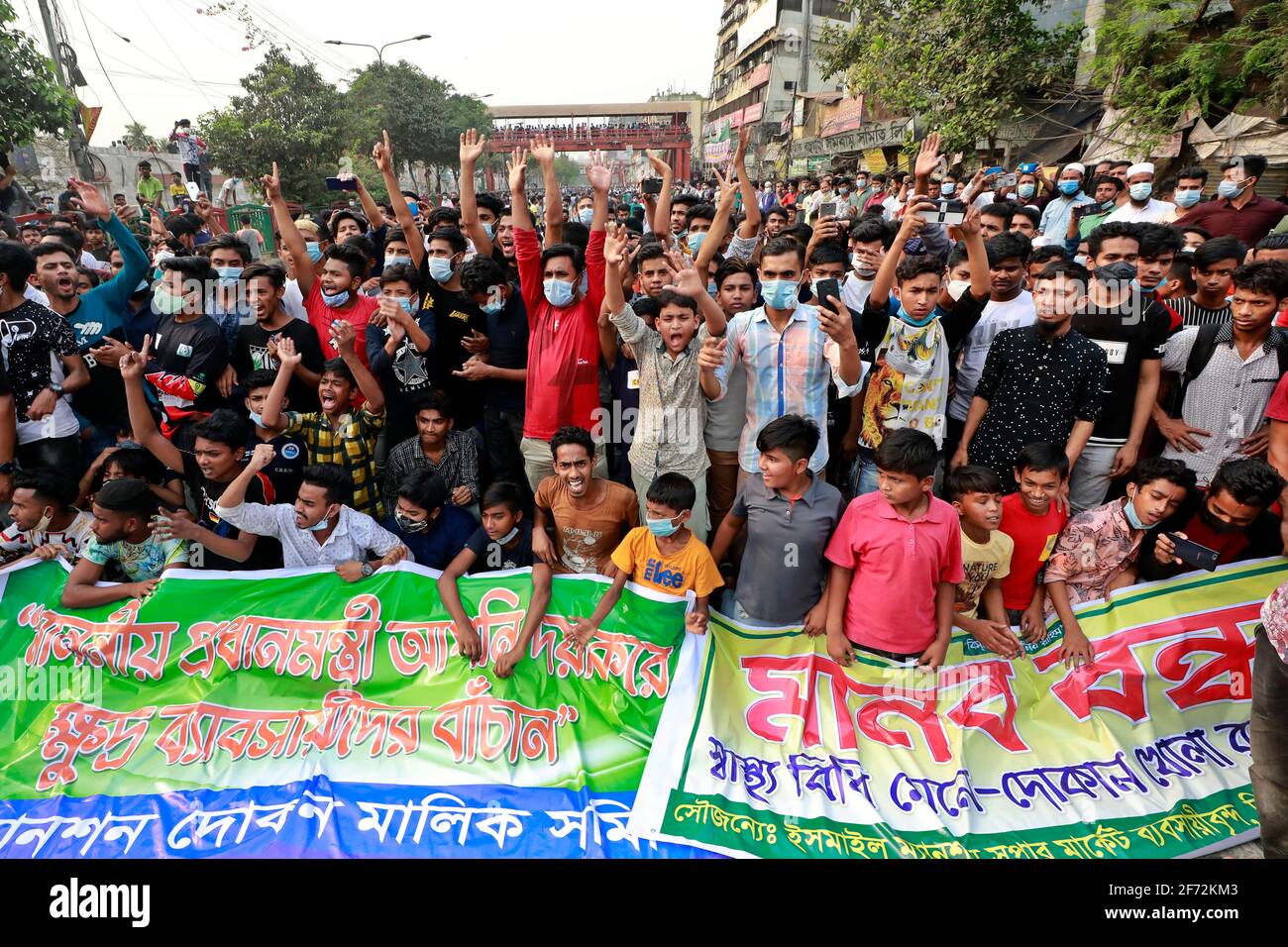 Dhaka, Bangladesch - 04. April 2021: Händler sperren an der Mirpur Road in Dhaka, nachdem die Regierung vom 05. April eine siebentägige Sperre angekündigt hat, um sich mit sec zu befassen Stockfoto