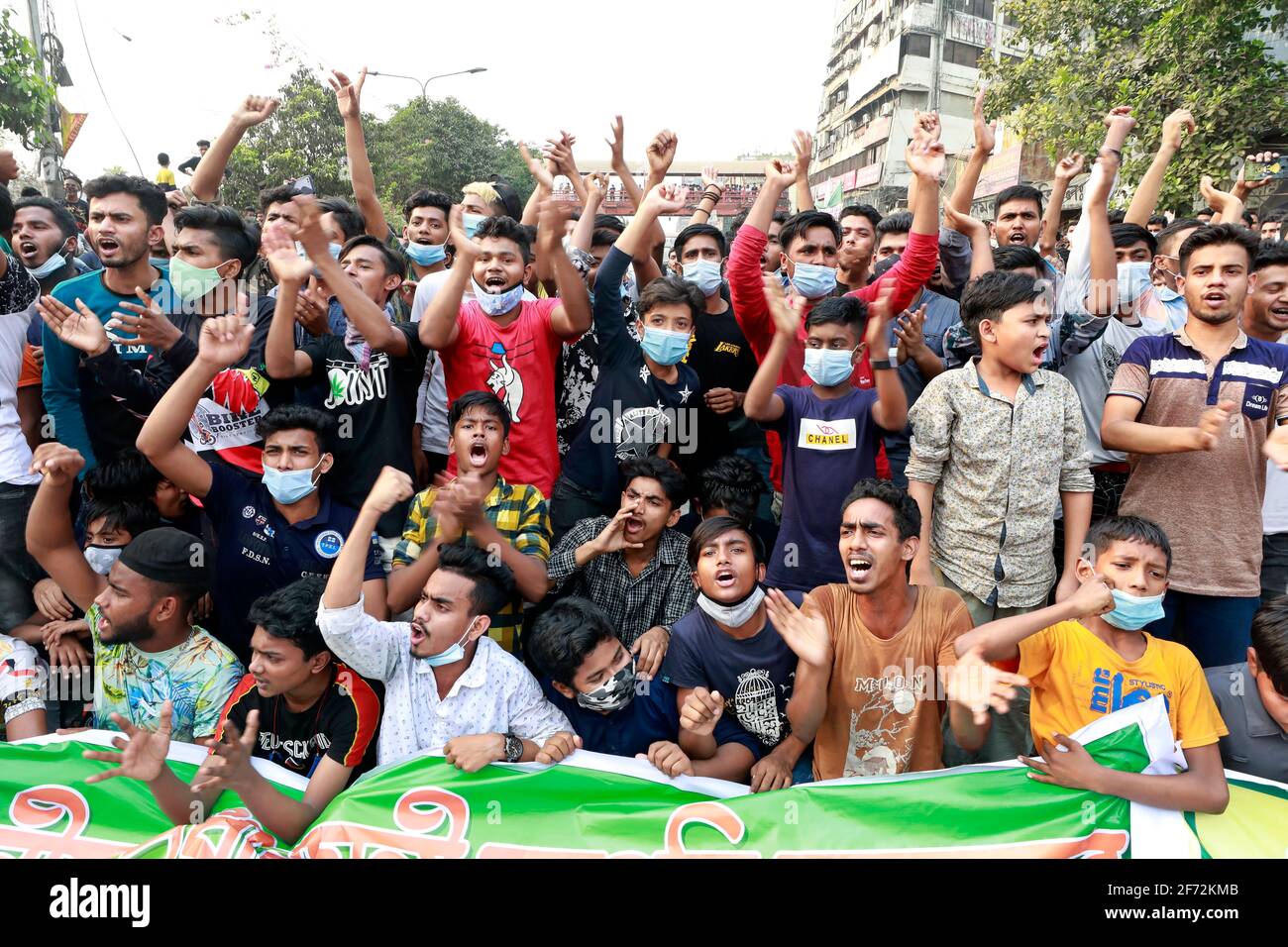 Dhaka, Bangladesch - 04. April 2021: Händler sperren an der Mirpur Road in Dhaka, nachdem die Regierung vom 05. April eine siebentägige Sperre angekündigt hat, um sich mit sec zu befassen Stockfoto