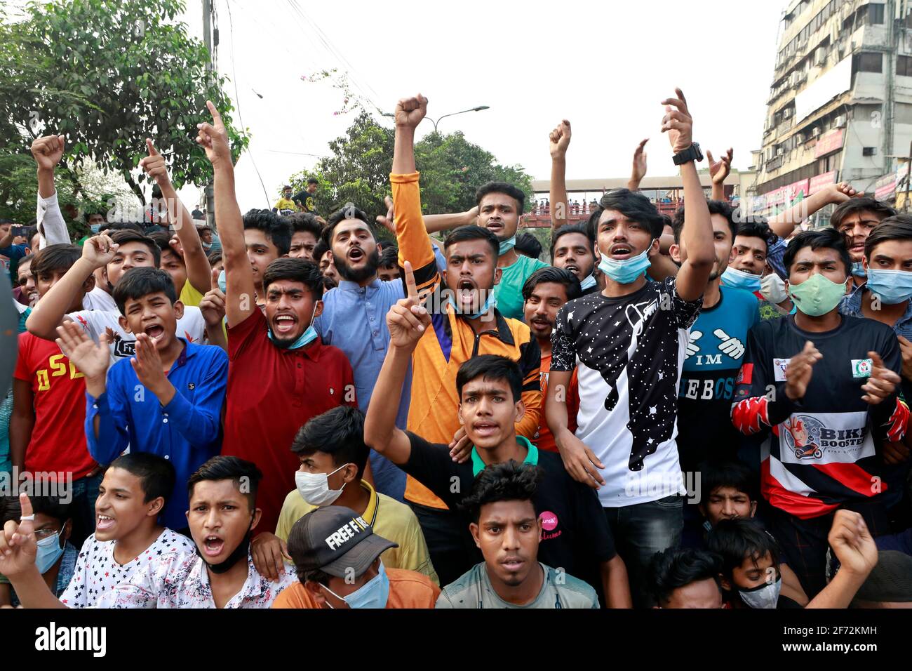 Dhaka, Bangladesch - 04. April 2021: Händler sperren an der Mirpur Road in Dhaka, nachdem die Regierung vom 05. April eine siebentägige Sperre angekündigt hat, um sich mit sec zu befassen Stockfoto
