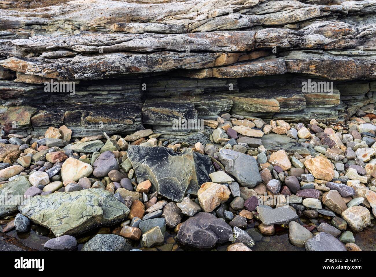 Natürliche Küstensteine und Schiefergestein, Küste des Arktischen Ozeans auf der Halbinsel Varanger, Finnmark, Norwegen Stockfoto