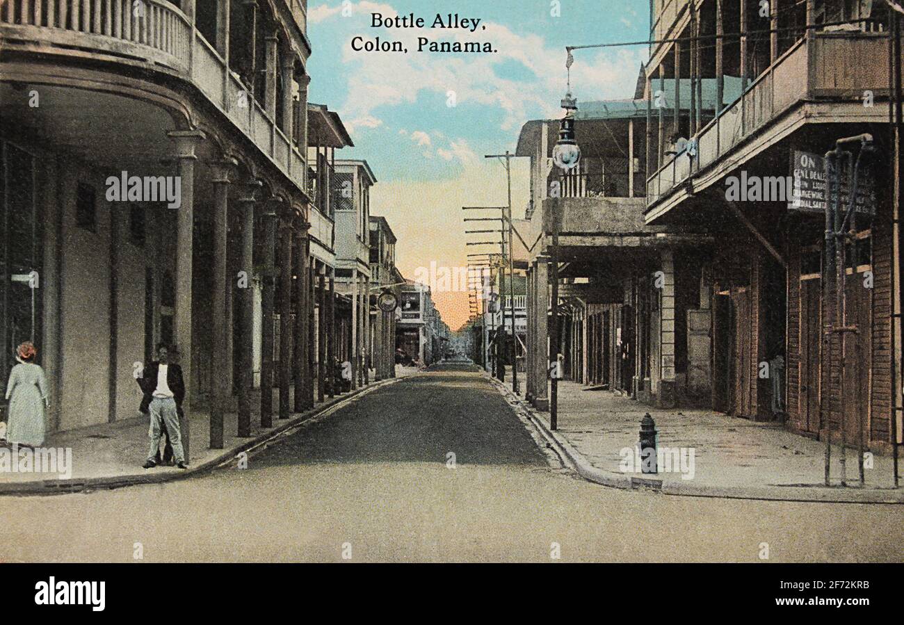 Postkarte um 1910 von Bottle Alley, Colon, Panama. Die Straße wurde so genannt, weil viele Weinflaschen gefunden wurden, als die Straße mit Asphalt verlegt wurde. Stockfoto