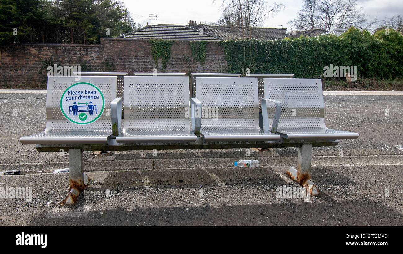 Rutherglen, Schottland, Großbritannien. 4. April 2021: Bahnhof Burnside während der Coronavirus-Sperre. Stockfoto