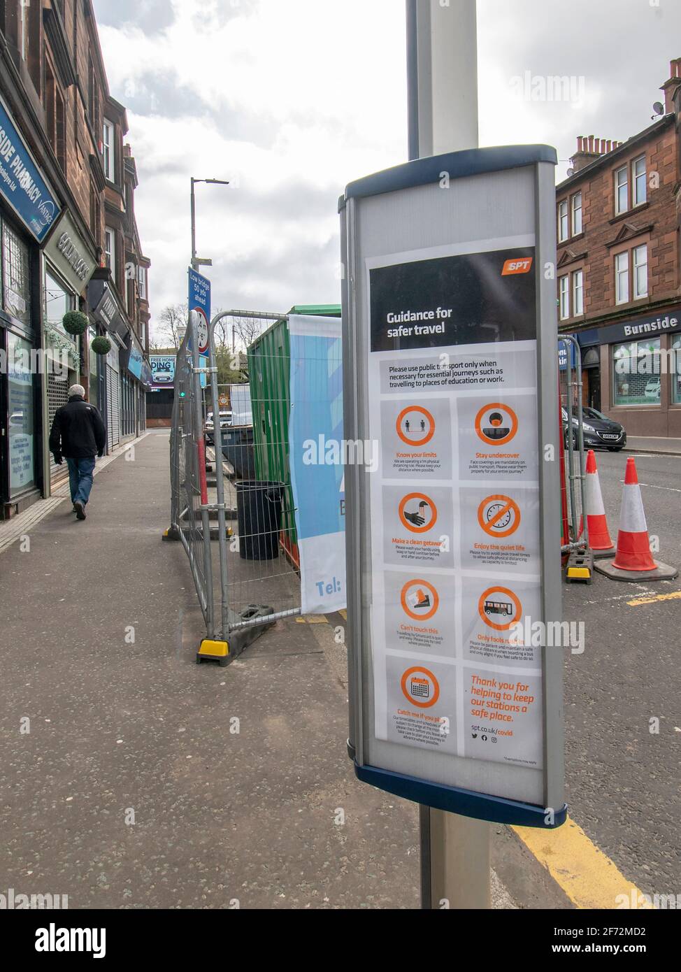 Rutherglen, Schottland, Großbritannien. 4. April 2021: Ein Schild mit einer Bushaltestelle und einem Coronavirus-Hinweis darauf. Stockfoto