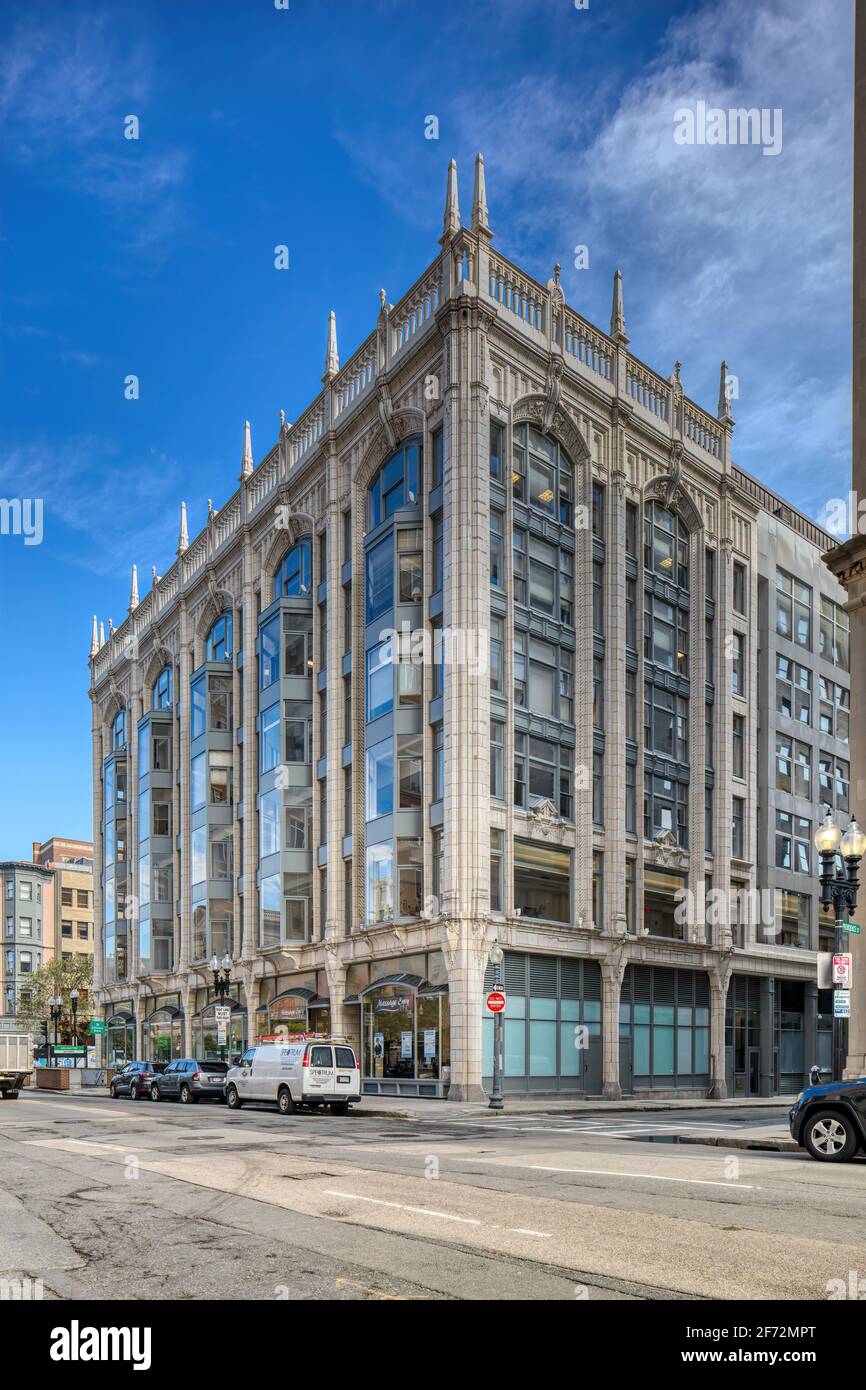 Das Berkeley Building, 420 Boylston Street ist ein Wahrzeichen des Beaux-Arts-Bürogebäudes, das mit weißen Terrakotta-Glasuren in Bostons Back Bay verkleidet ist. Stockfoto