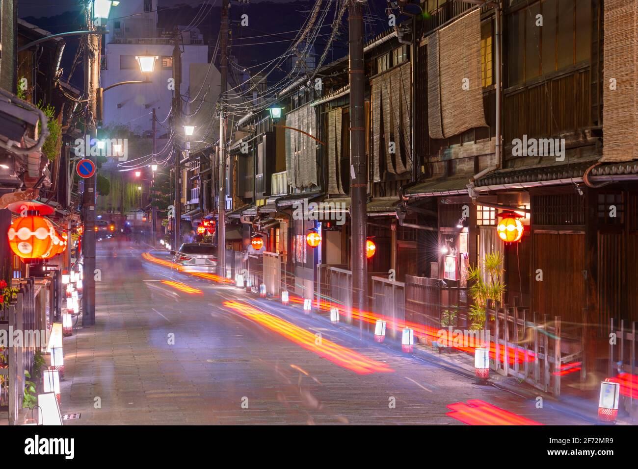Kyoto, Japan Straßen in der Nacht im Gion Shirakawa Bezirk. Stockfoto