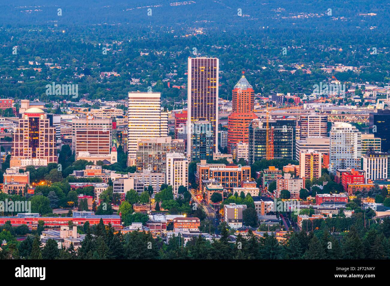 Portland, Oregon, USA downtown Stadtbild in der Dämmerung. Stockfoto