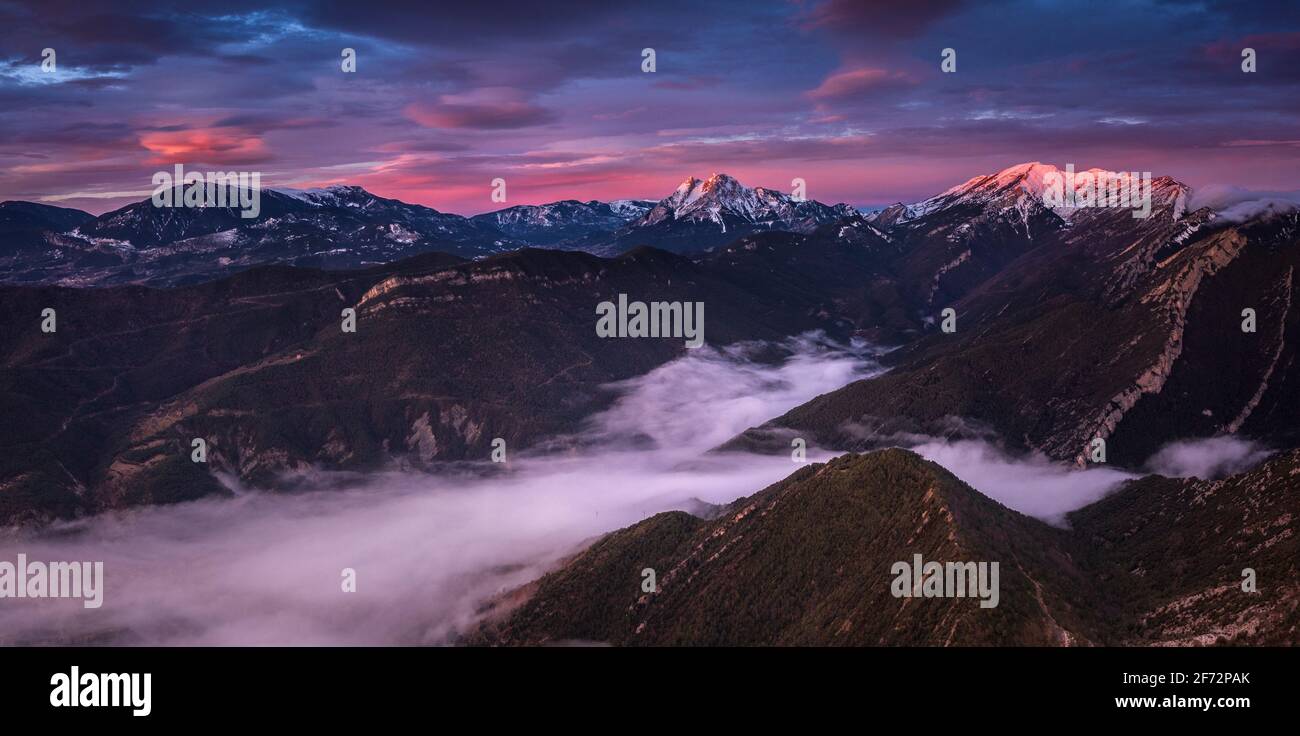 Pedraforca und Alt Berguedà Luftaufnahme bei einem roten Winteraufgang mit einem Wolkenmeer (Provinz Barcelona, Katalonien, Spanien, Pyrenäen) Stockfoto