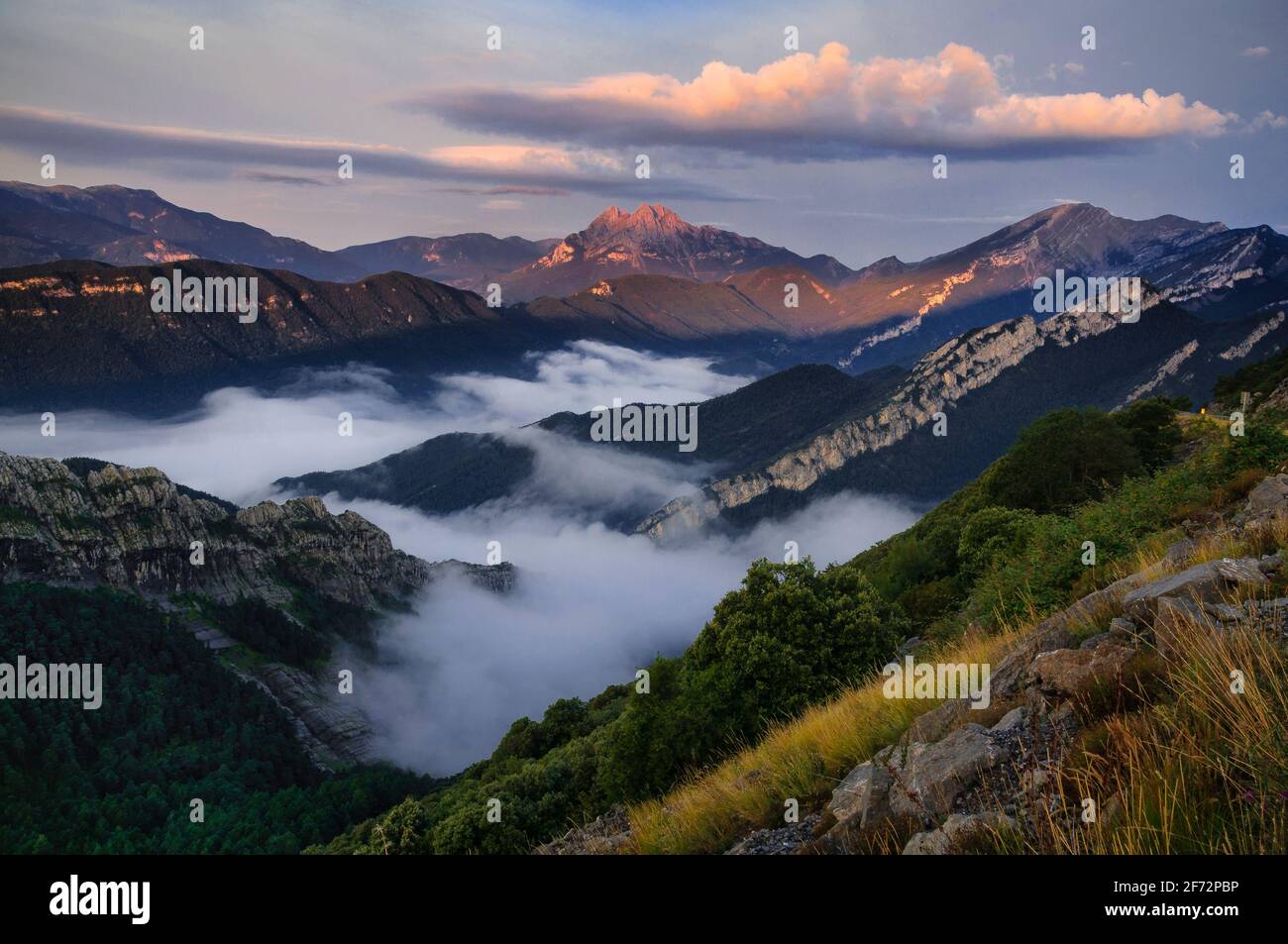 Die Region Pedraforca und Alt Berguedà bei einem Herbstaufgang vom Coll de Pal Aussichtspunkt aus gesehen (Provinz Barcelona, Katalonien, Spanien, Pyrenäen) Stockfoto