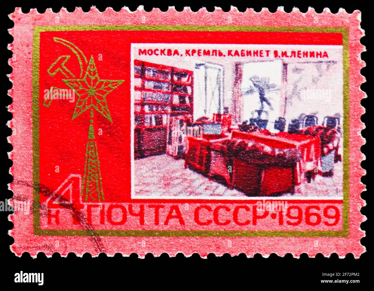 MOSKAU, RUSSLAND - 12. JANUAR 2021: Die in der UdSSR (Russland) gedruckte Briefmarke zeigt Lenins Büro im Kreml (Moskau), 99. Geburtstag von W. I. Stockfoto