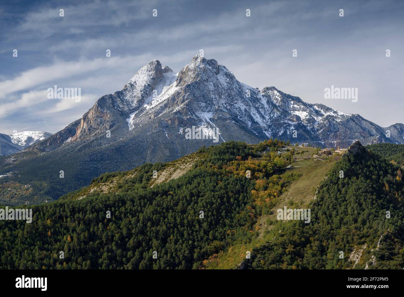 Pedraforca im Herbst nach einem Schneefall. Blick vom Aussichtspunkt Mirador Albert Arilla, in der Nähe von Gisclareny (Provinz Barcelona, Katalonien, Spanien, Pyrenäen) Stockfoto