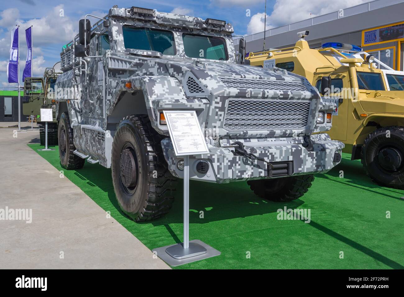 REGION MOSKAU, RUSSLAND - 25. AUGUST 2020: Polizeiwagen SPM-3 VPK-3924 „Medved“ aus der Nähe. Internationales Militärforum „Army-2020“ Stockfoto