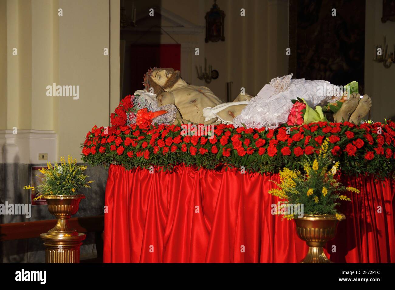 Die Statue Christi, der am Karfreitagabend gestorben ist, in der Kirche des Leibes Christi, die für das Gebet der Gläubigen enthüllt wurde. Stockfoto