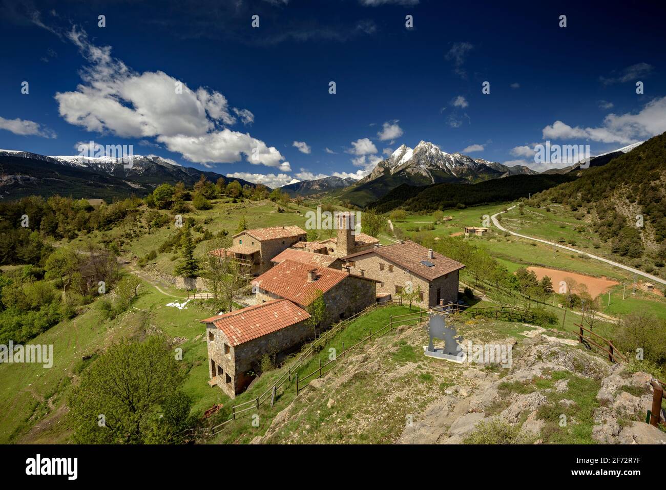 Der Berg Pedraforca und das Dorf Gisclareny vom Aussichtspunkt Gargallosa aus gesehen, an einem Frühlingsmorgen (Provinz Barcelona, Katalonien, Spanien, Pyrenäen) Stockfoto