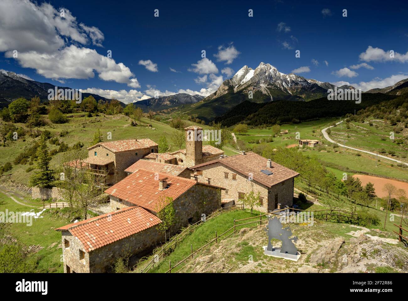 Der Berg Pedraforca und das Dorf Gisclareny vom Aussichtspunkt Gargallosa aus gesehen, an einem Frühlingsmorgen (Provinz Barcelona, Katalonien, Spanien, Pyrenäen) Stockfoto