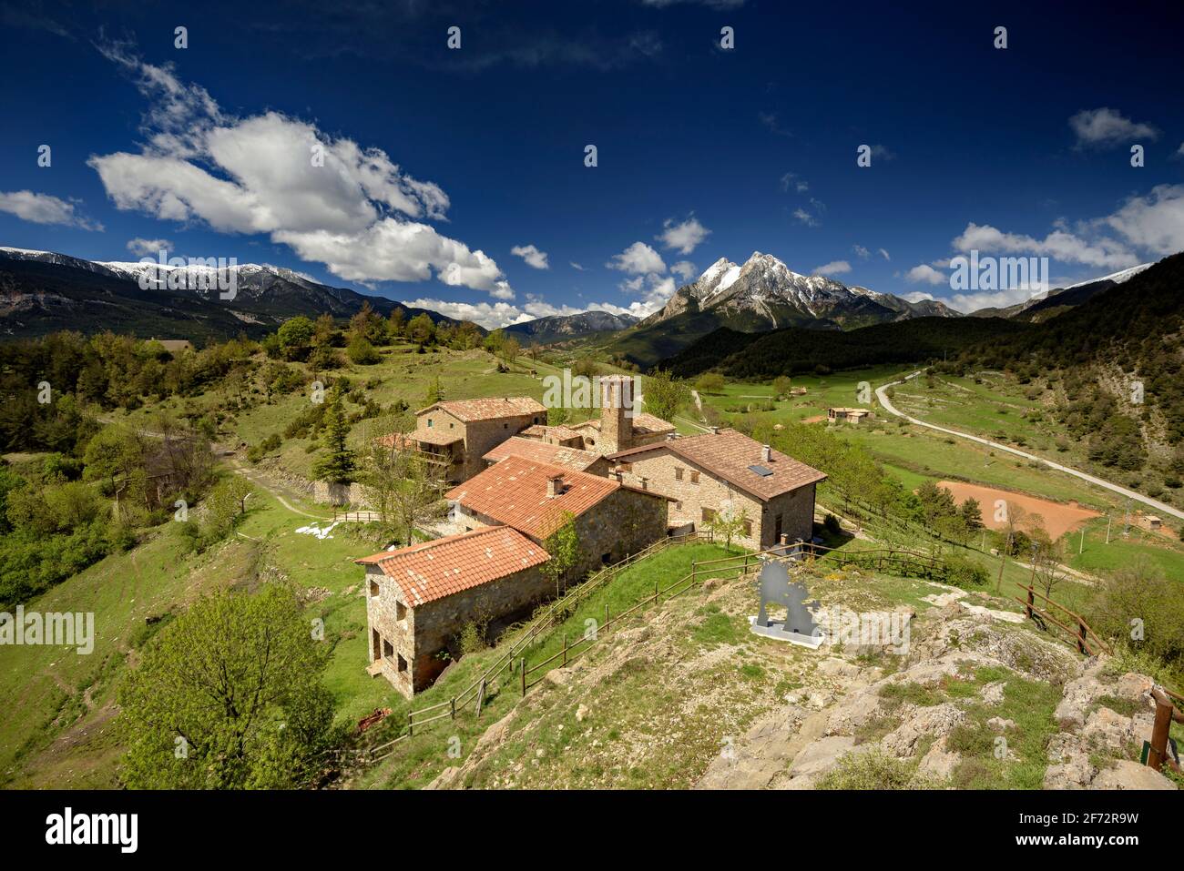Der Berg Pedraforca und das Dorf Gisclareny vom Aussichtspunkt Gargallosa aus gesehen, an einem Frühlingsmorgen (Provinz Barcelona, Katalonien, Spanien, Pyrenäen) Stockfoto