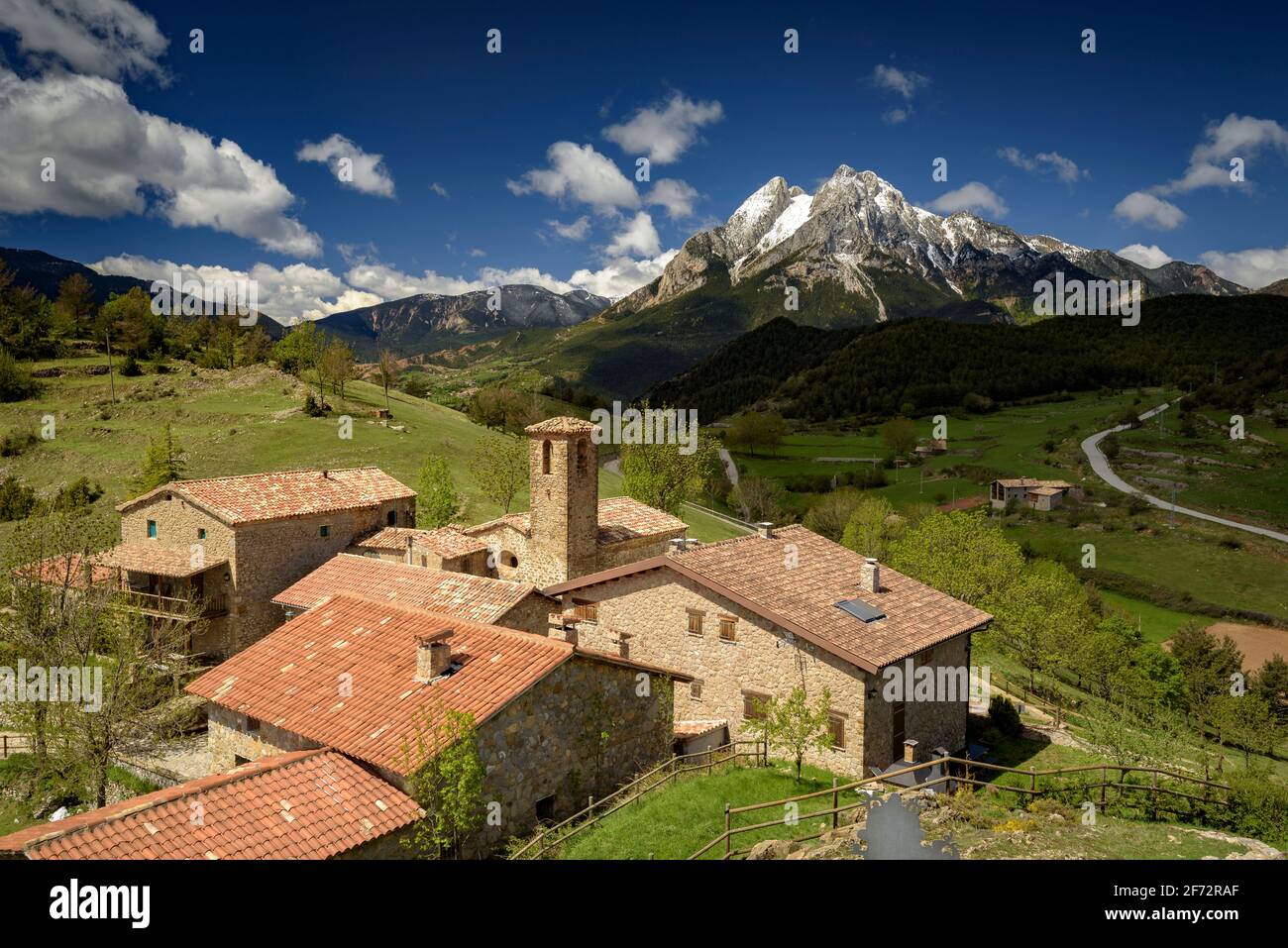 Der Berg Pedraforca und das Dorf Gisclareny vom Aussichtspunkt Gargallosa aus gesehen, an einem Frühlingsmorgen (Provinz Barcelona, Katalonien, Spanien, Pyrenäen) Stockfoto