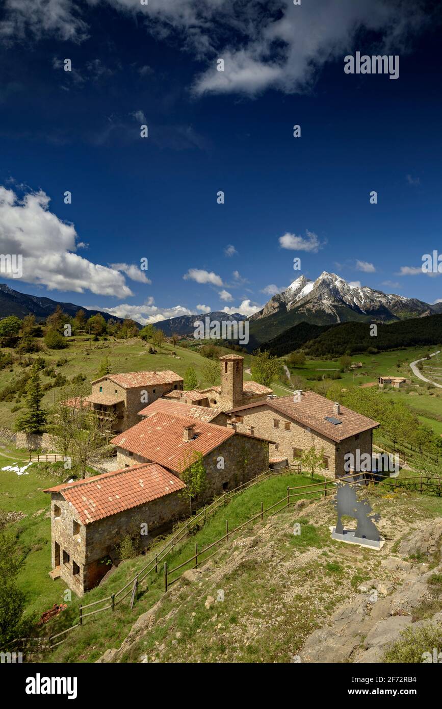 Der Berg Pedraforca und das Dorf Gisclareny vom Aussichtspunkt Gargallosa aus gesehen, an einem Frühlingsmorgen (Provinz Barcelona, Katalonien, Spanien, Pyrenäen) Stockfoto