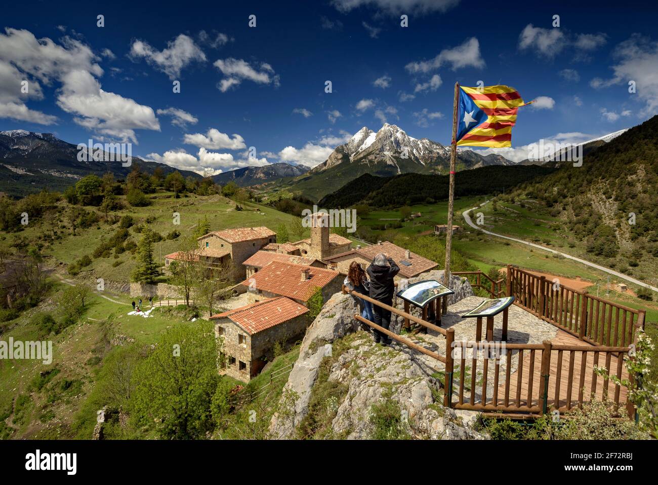 Der Berg Pedraforca und das Dorf Gisclareny vom Aussichtspunkt Gargallosa aus gesehen, an einem Frühlingsmorgen (Provinz Barcelona, Katalonien, Spanien, Pyrenäen) Stockfoto