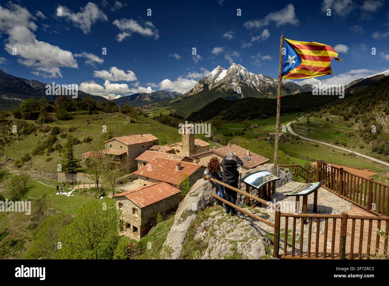 Der Berg Pedraforca und das Dorf Gisclareny vom Aussichtspunkt Gargallosa aus gesehen, an einem Frühlingsmorgen (Provinz Barcelona, Katalonien, Spanien, Pyrenäen) Stockfoto