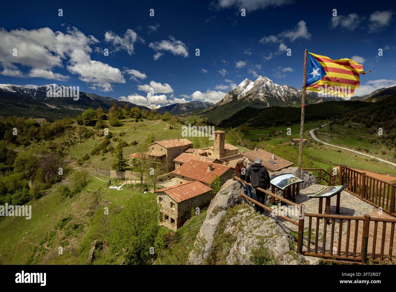 Der Berg Pedraforca und das Dorf Gisclareny vom Aussichtspunkt Gargallosa aus gesehen, an einem Frühlingsmorgen (Provinz Barcelona, Katalonien, Spanien, Pyrenäen) Stockfoto