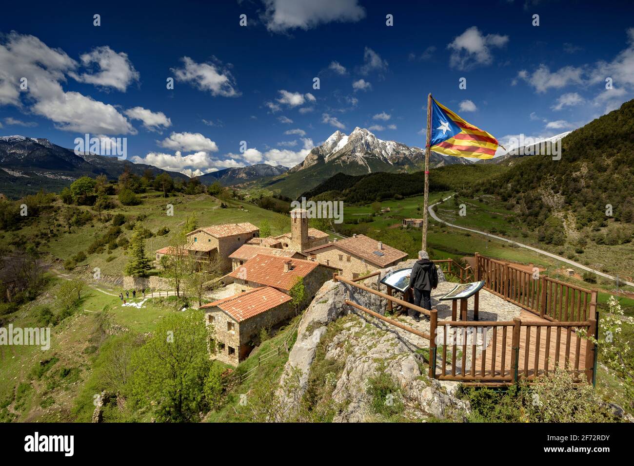 Der Berg Pedraforca und das Dorf Gisclareny vom Aussichtspunkt Gargallosa aus gesehen, an einem Frühlingsmorgen (Provinz Barcelona, Katalonien, Spanien, Pyrenäen) Stockfoto