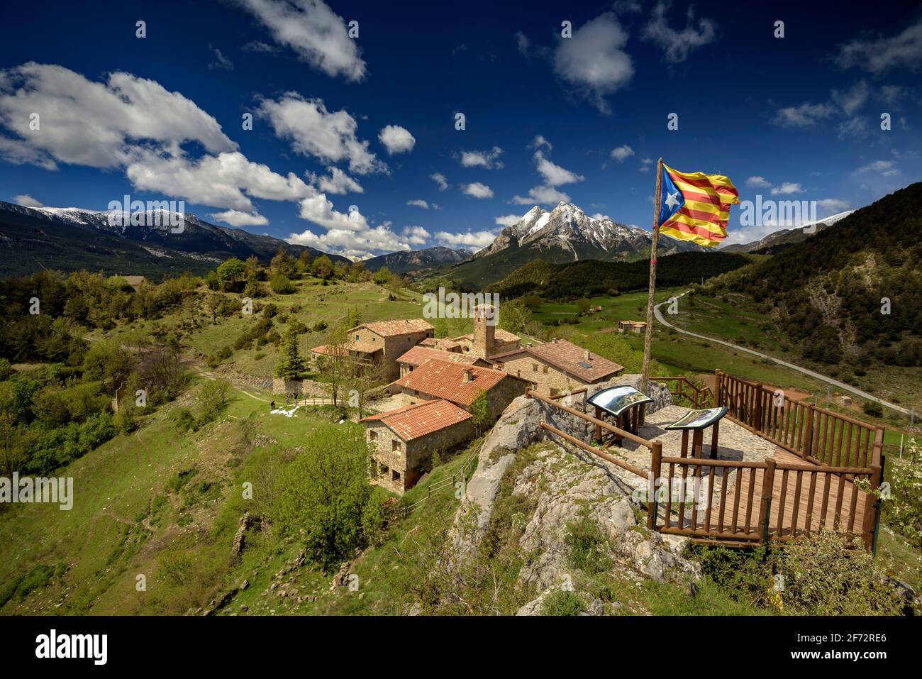 Der Berg Pedraforca und das Dorf Gisclareny vom Aussichtspunkt Gargallosa aus gesehen, an einem Frühlingsmorgen (Provinz Barcelona, Katalonien, Spanien, Pyrenäen) Stockfoto