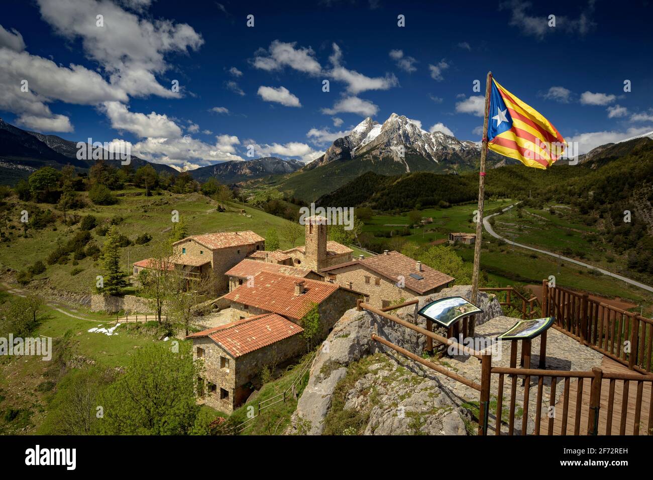 Der Berg Pedraforca und das Dorf Gisclareny vom Aussichtspunkt Gargallosa aus gesehen, an einem Frühlingsmorgen (Provinz Barcelona, Katalonien, Spanien, Pyrenäen) Stockfoto