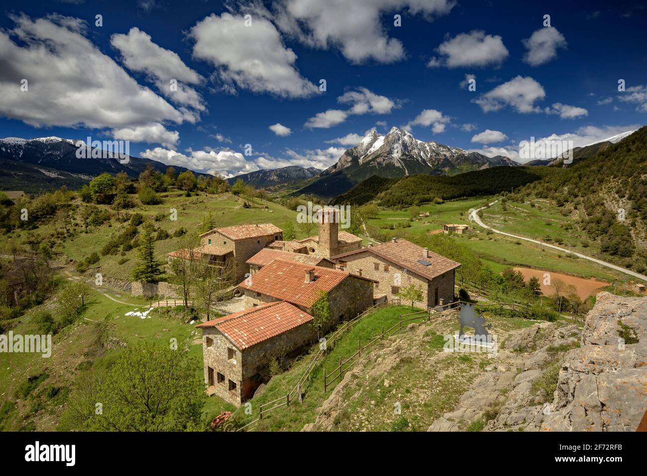Der Berg Pedraforca und das Dorf Gisclareny vom Aussichtspunkt Gargallosa aus gesehen, an einem Frühlingsmorgen (Provinz Barcelona, Katalonien, Spanien, Pyrenäen) Stockfoto