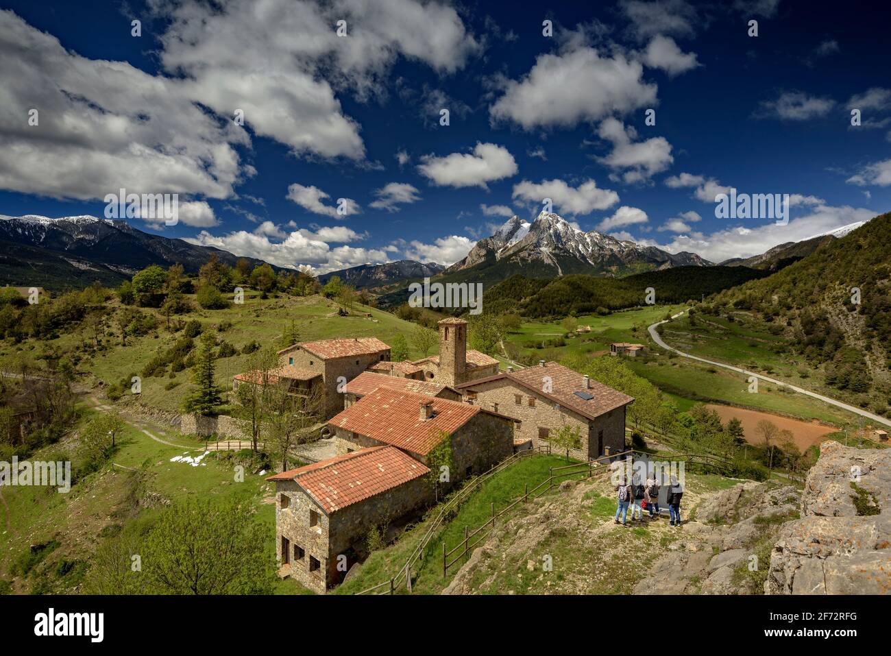 Der Berg Pedraforca und das Dorf Gisclareny vom Aussichtspunkt Gargallosa aus gesehen, an einem Frühlingsmorgen (Provinz Barcelona, Katalonien, Spanien, Pyrenäen) Stockfoto