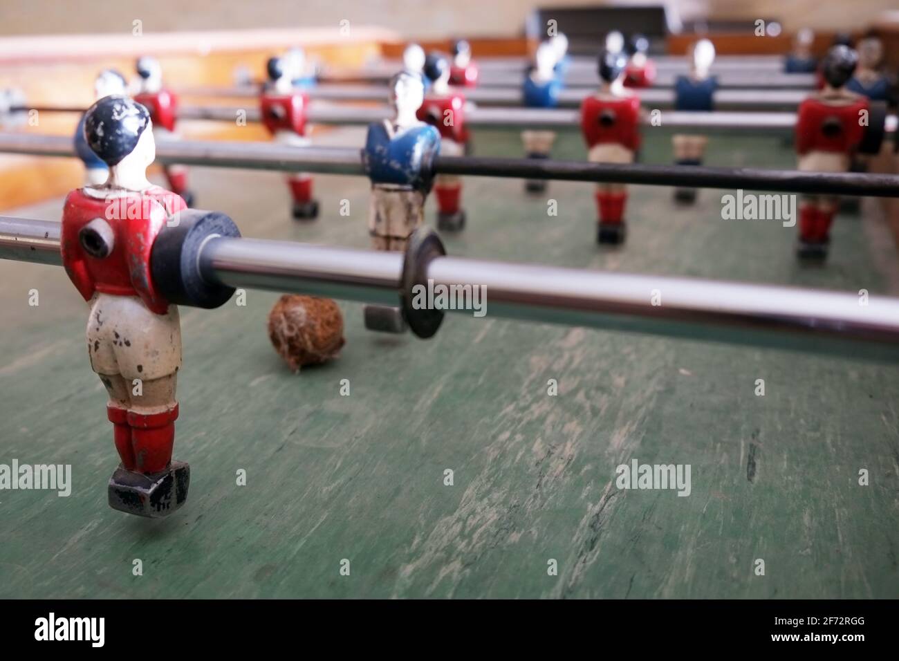 Nahaufnahme von Teilen des Tischfussballspieltisches mit dem handgefertigten Holzspieler aus den 1960er Jahren. Stockfoto