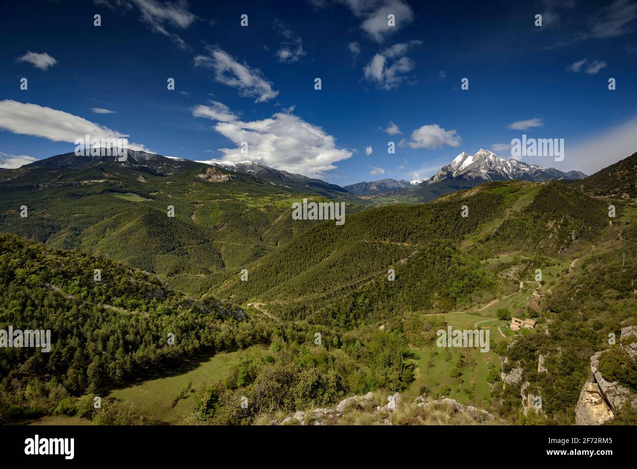 Der Berg Pedraforca vom Aussichtspunkt Albert Arilla aus gesehen, in der Nähe von Gisclareny, Berguedà, an einem Frühlingsmorgen (Provinz Barcelona, Katalonien, Spanien, Pyrenäen) Stockfoto
