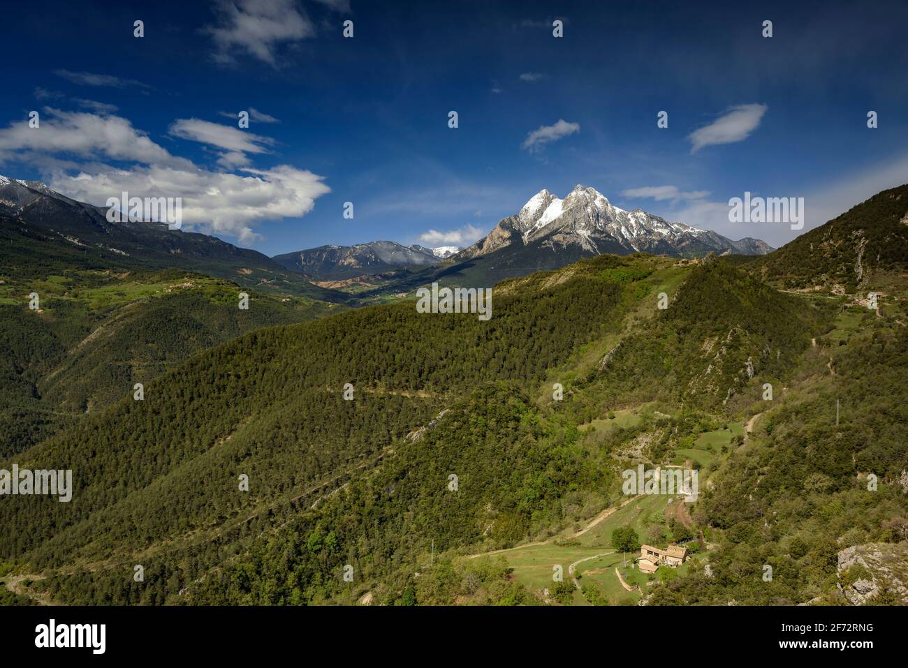 Der Berg Pedraforca vom Aussichtspunkt Albert Arilla aus gesehen, in der Nähe von Gisclareny, Berguedà, an einem Frühlingsmorgen (Provinz Barcelona, Katalonien, Spanien, Pyrenäen) Stockfoto